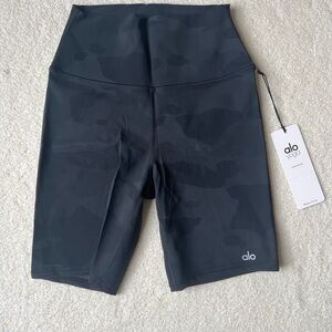 NWT ALO Yoga High-Rise Camo Bike Shorts in Black 8in